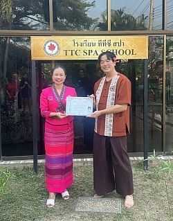 タイ・チェンマイにあるマッサージ学校修了。